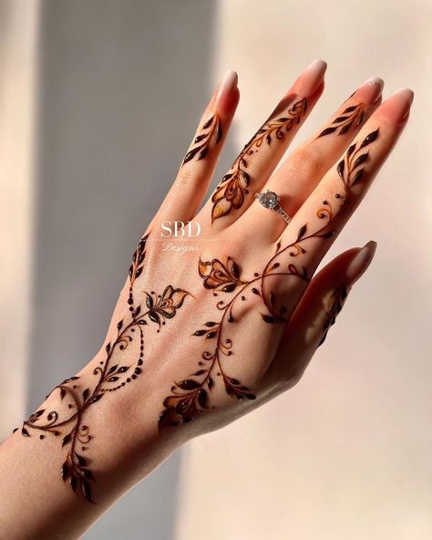 Arabic Style Mehndi Design, Beautiful Finger Mehndi Design, Floral Mehendi Design Front Hand, V Mehndi Design, Mendhi Designs Elegant Front Hand, Henna For Wedding Guests, Sbd Designs Henna, Mehendi Designs For Hands Inside, Flower Mendhi Design