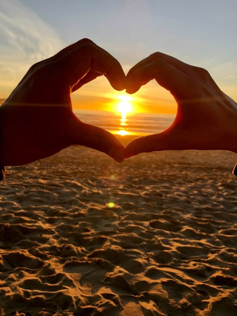 Heart Sunset, Sunrise Couple Pictures, Heart Beach Aesthetic, Heart In The Sand Photo, Heart Beach Photo, Beach Couple Pictures Sand Heart, Pictures Of The Sun, Cartoon Love Photo, Beautiful Profile Pictures