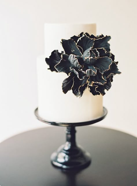 Modern Black Wedding Cake, White Cake With Black Flowers, Black Wedding Cake With Flowers, White Cake Black Flowers, Black Flower Cake, Wedding Spritz, White Black Wedding Cake, Chic Birthday Cake, Spritz Bar