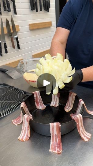 2.3M views · 15K reactions | Cornbread Blooming Onion | Cornbread Blooming Onion! One bite & you’ll be hooked on this corny creation 🌽😍 | By Chefclub Network | Cornbread Blooming Onion. This is a perfect dish for you to serve to your friends. It's going to look absolutely amazing. They're going to be shocked at how you pull this together and it's actually super easy. We're just going to take our blooming onion here that I made some slices in. Go straight into our cornbread batter and then fry this up and you've got this beautiful blooming onion just like that. We're going to set it to the side and let that dry for just a second while we use that same batter. We're going to go right into our pan here. I've got my strips of bacon laying on the outside of this pan. I'm going to top it with Cheddar Jalapeno Cornbread, Onion Cornbread, Chefclub Network, Gluten Free Flour Recipe, Blooming Onion, Types Of Bread, Fried Vegetables, Flour Recipes, Entertaining Ideas