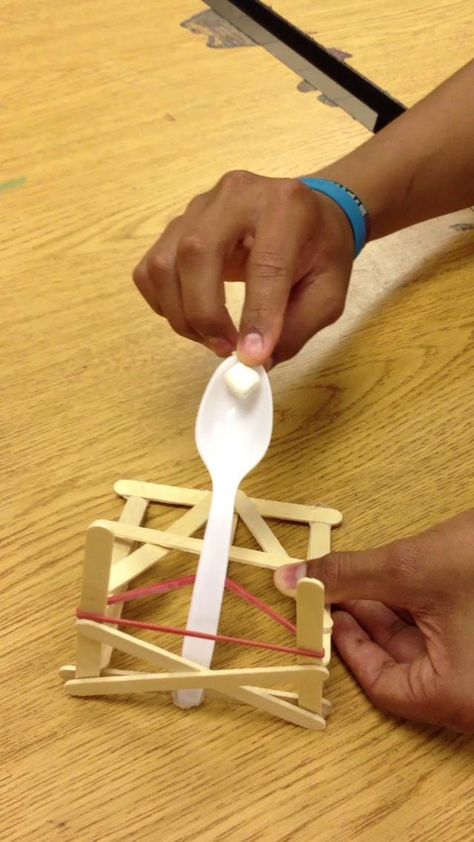 catapult design by a 7th grade student. 12 Popsicle sticks, a rubber band, a plastic spoon and some hot glue. Assignment: design a catapult capable of lobbing mini marshmallows into your neighbor's castle. Mini marshmallows are ideal for a mock medieval siege because they are 100% safe of they hit you. How To Make A Catapult, Catapult Design, Mini Catapult, Catapult Project, Marshmallow Catapult, Catapult For Kids, Assignment Design, Popsicle Stick Catapult, Paper Castle