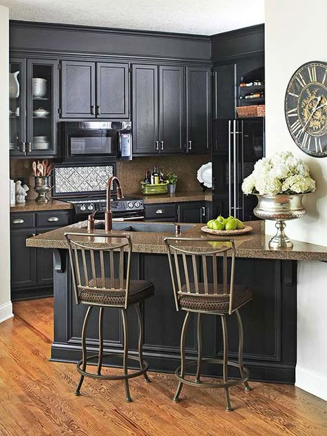 Quick fix kitchen remodel ...Paint above cabinets and add crown to mask fur down Small Kitchen Layouts, Traditional Kitchen Design, Black Cabinets, Kitchen Redo, Kitchen Remodel Idea, Black Kitchens, Kitchen Makeover, Traditional Kitchen, Custom Cabinets