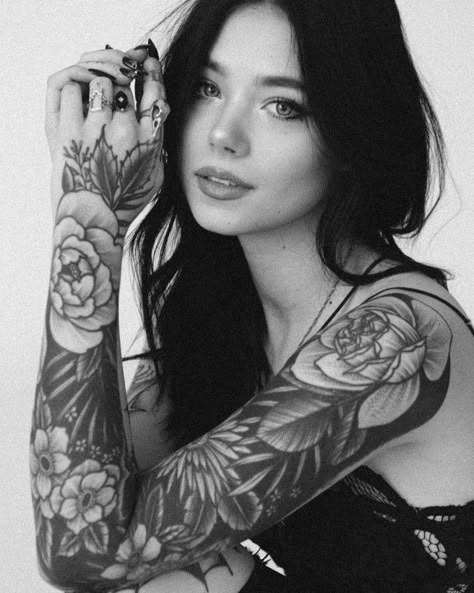 Tattoo Photoshoot Ideas, Back Tattoo Women Upper, Tattoo Photoshoot, Tattood Girls, Full Back Tattoos, Tattoed Women, Tattoo Photography, Beautiful Tattoo, Tattoo Videos