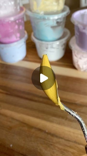 KARLEY ANN on Instagram: "I often get asked how I load paste onto my palette knives so here’s a video showing how I get my perfect scoop!   There are so many techniques to get your paste onto your tools. Many artists like to load the paste directly from a palette or plate, but I honestly couldn’t get the hang of it! 😂   I love using air tight plastic containers as I can use the sides to scrape of any excess paint! Also, because they have lids I am able to keep my paste fresh and re-use any extra I have.   It really comes down to trying out different methods and seeing which one works best for you!   . . .  #artbykarleyann #texturedart #painting #artforsalebyartist #smallbusiness #texturedpainting #art #canadianart #texturedart #mixedmediaart #modernart #floralart #smallbusinesscheck #inte Putty Knife Art, Buttercream Pallet Knife Painting, Acrylic Paint Palette Knife, How To Use A Pallet Knife, Pallets Knife Flowers, Texture Paste, Knife Painting, Palette Knife, Used Tools