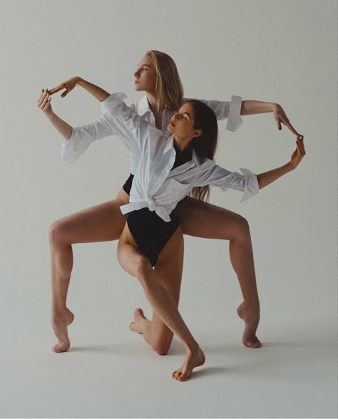 Partner Dance Poses, Dance Duet Poses, Three Person Yoga Poses, Modern Dance Poses, Contemporary Dance Poses, Dance Duet, Dance Shoot, Photo Sport, Woman Photoshoot