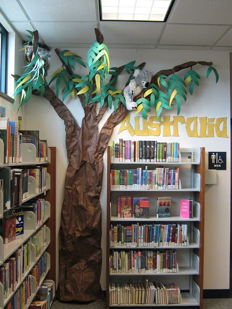 "Australia" book display Koala Classroom Decor, Australian Classroom Decor, Koala Classroom Theme, Australia Themed Classroom, Australia School, Classroom Tree, Children's Book Week, Australia Koala, Paper Trees