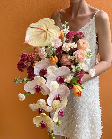 Lovelies 🌞 Funky Bouquet, Unique Flower Bouquet, Unique Wedding Bouquets, Capri Wedding, Elopement Bouquet, Alter Flowers, Graduation Bouquet, Luxury Flower Bouquets, Unique Flower Arrangements