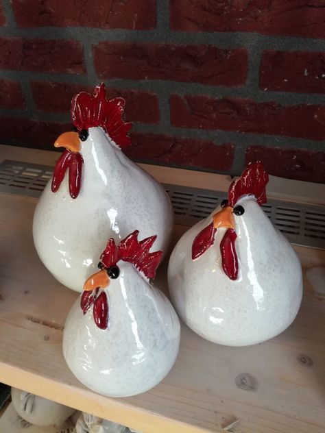 Clay Chickens Sculpture, Clay Chickens How To Make, Easter Ceramics Ideas, Keramiikka Ideas, Easter Pottery Ideas, Clay Chickens, Chicken Clay, Pottery Chicken, Rooster Ceramic