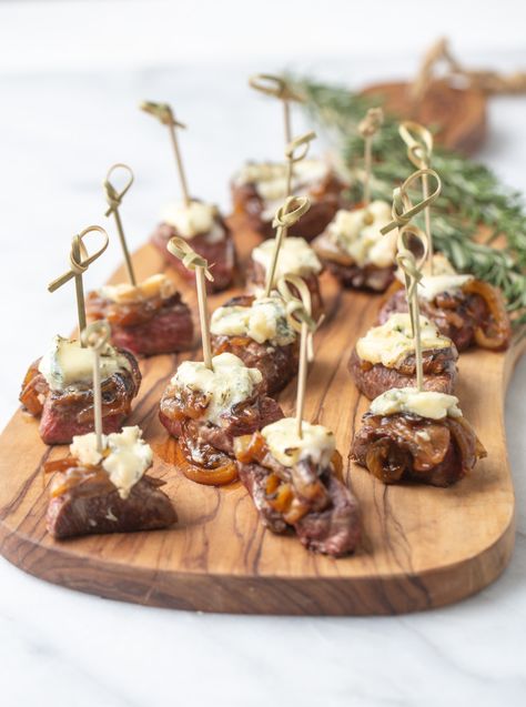 Ideas With Steak, Onion Steak, Steak Appetizers, Caramalized Onions, Beef Appetizers, Fancy Appetizers, Cooking Stone, Appetizer Ideas, Bleu Cheese