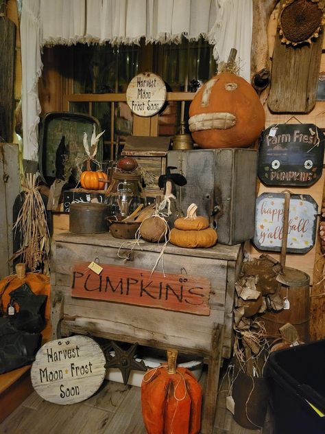 Primitive Booth Display Ideas, Halloween Craft Booth Display, Fall Vintage Booth Display, Fall Booth Display Ideas, Fall Antique Booth Displays, Fall Booth Displays Vintage, Fall Store Displays, Pumpkin Gourds, Halloween Cottage