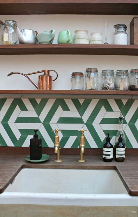 Vintage style kitchen where Jamie Oliver cooks. Wood in earthy tone, brass fittings, emerald green patterned tiles. Green Kitchen Backsplash, Trendy Kitchen Tile, Vintage Style Kitchen, Patterned Tiles, Green Kitchen Cabinets, Casa Country, Kitchen Trends, Kitchen Tiles Backsplash, Jamie Oliver