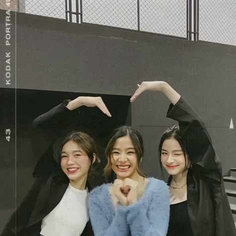 Trio Poses, Group Photo Poses, Group Picture Poses, Sisters Photoshoot Poses, Bff Poses, Group Photography Poses, Sisters Photoshoot, Friend Pictures Poses, Best Friend Poses