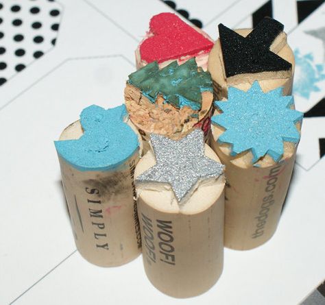 Learn how to make these easy DIY upcycled wine cork stamps to decorate your gifts and packaging this coming holiday season! Upcycled Wine Corks, Wine Cork Wreath, Wine Cork Projects, Cork Projects, Handmade Holiday Gifts, Hand Carved Stamps, Wine Cork Crafts, Gift Tags Diy, Handmade Stamps