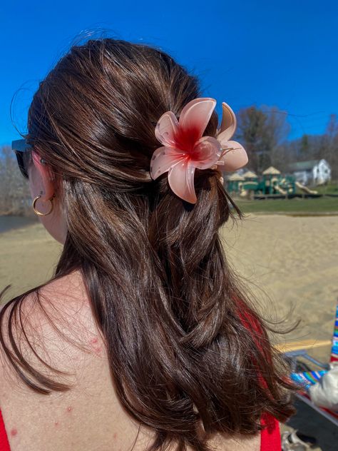 claw clip flower claw clip hairstyle Clipped Hairstyles, Hair Clips Aesthetic, French Girl Aesthetic, Hairstyle Idea, Cute Summer Wallpapers, Peinados Recogidos, Clip Hairstyles, Hair Up Styles, Flower Hair Accessories