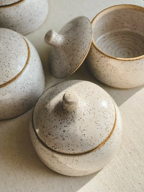 Decorative Ceramics, Ceramic Pinch Pots, Ceramics Pottery Bowls, Ceramic Box, Pottery Pots, Pottery Form, Ceramic Inspiration, Pottery Handbuilding, Pottery Crafts