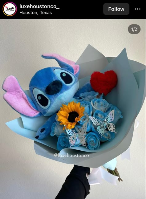 Stitch Present Ideas, Stitch Birthday Gift Ideas, Lilo And Stitch Flower Bouquet, Lilo And Stitch Bouquet, Stitch Ribbon Bouquet, Stitch Flowers Disney, Character Flower Bouquet, Creative Flower Bouquet, Stitch Gift Basket