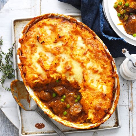 Bangers And Mash Pie, Bangers And Mash Casserole, Pork Bangers Dinners, Sausage And Mash Pie, British Lunch, Bangers And Mash Recipe, Sausage And Mash, Cottage Pie Recipe, Pie And Mash