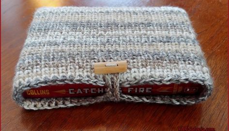 FREE Written Crochet Pattern: Book Sleeve - YARNutopia & More YARNutopia & More Crochet Book Cover, Single Crochet Decrease, Crochet Decrease, Crochet Simple, Manta Crochet, Crochet Videos Tutorials, Red Heart Yarn, Book Sleeve, Yarn Sizes