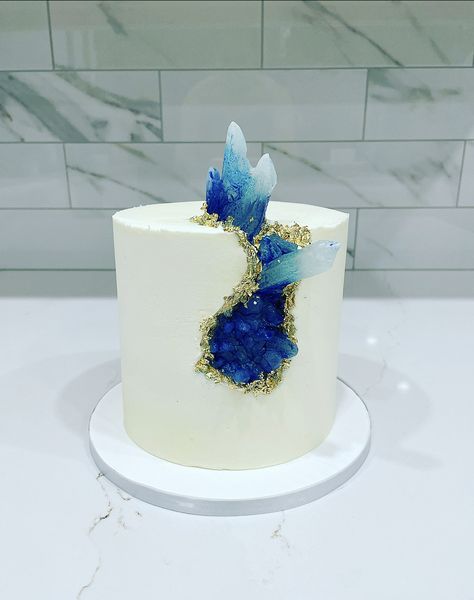 Crystal Cake Ideas, Cristal Cake, Crystal Birthday Cake, Geode Cake Birthday, Geode Cake Tutorial, Cakes Geode, Geo Crystal Cake, Crystal Geode Cake, Crystal Cakes