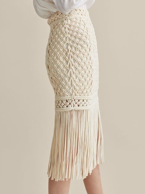 falda larga blanca crochet flecos Massimo Dutti Macrame Style, Macrame Clothes, Yarn Creations, Macrame Dress, Knitted Dresses, Crochet Skirts, Mode Boho, Model Outfits, Macrame Ideas