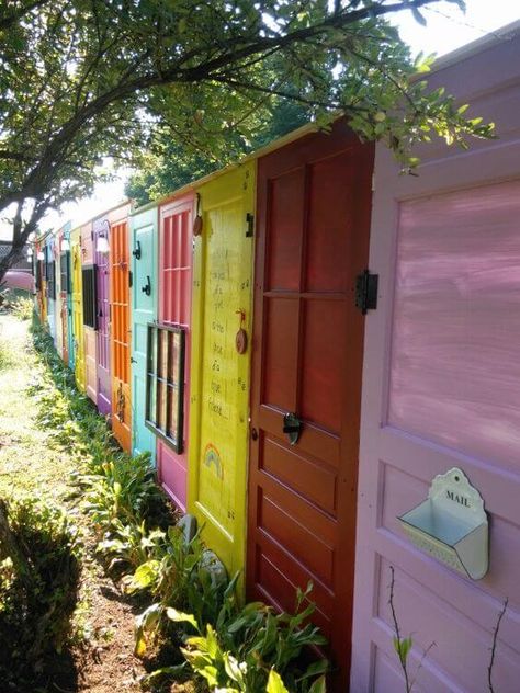 23 BEST OLD DOOR GARDEN IDEAS TO BOOST YOUR CREATIVITY - 170 Shed Made Of Doors, Old Door Garden Ideas, Door Garden Ideas, Wall Of Doors, Unique Fence Ideas, Diy Gate, Old Door Projects, Recycled Windows, Door Fence