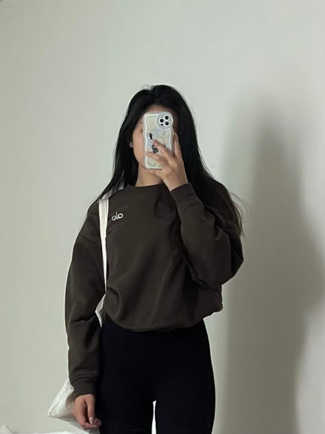 Alo Puffer Jacket Outfit, Alo Yoga Sweatshirt, Alo Outfit Aesthetic, Alo Fits, Alo Leggings Outfit, Alo Outfit Ideas, Alo Crewneck, Alo Sweatshirt, Moto Leggings Outfit