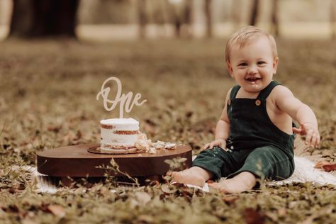 Smash cake baby first birthday Cake Smash Photos Outdoor, One Year Old Boy Photo Shoot, Outdoor Cake Smash, Cake Photoshoot, Boy Photo Shoot, Smash Cake Boy, 1st Birthday Photos, Smash Cake Photoshoot, Mom Era