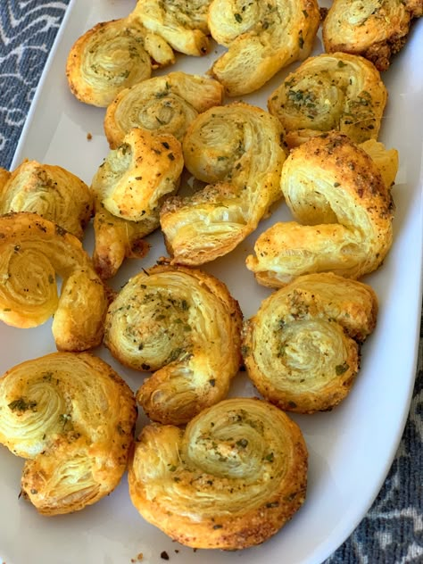 Puff Pastry Garlic Knots, Garlic Puff Pastry, Puff Pastry Garlic Twists, Puff Pastry Garlic Bread, Parmesan Puff Pastry, Parmesan Puffs, Garlic Parmesan Knots, Garlic Twist, Holiday Recipies