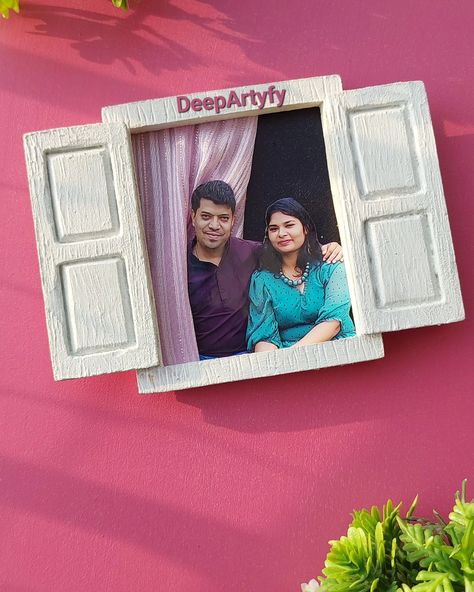 Window fridge magnets with photo replaceable option Great for gifting and home or office decor Personalized fridge magnets that can be used as return gifts for birthday or anniversary or for any special occasion 🎁 DM or WhatsApp 9886047119 to know more about our products #returngifts #bulkorders #bulkorder #livingroomdecor #birthdayreturngifts #livingroom #anniversaryreturngifts #personalizedgifts #birthdaygifts #fridgemagnets #anniversarygift #trend #trendingreels #deepartyfy #trending Office Anniversary Decoration Ideas, Mini Frames Ideas, Clay Frame Ideas, Frame Box Ideas, Diy Photo Frame Ideas, Creative Gifts For Teachers, Clay Photo Frame, Return Gifts For Birthday, Drawings For Cards