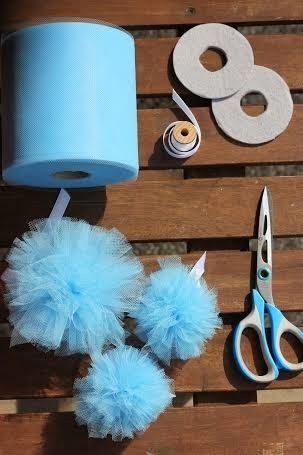 Buonasera sposine!! Dopo il tutorial dei pon pon di carta velina oggi vediamo invece come realizzare quelli in tulle o in stoffa! Ci sono due metodi, uno piu' laborioso ma con un risultato secondo me migliore, l'altro semplicissimo con un buon Pompon Tulle, Pom Pon, Lamb Decorations, Pom Pom Crafts, Bow Tutorial, Hand Crochet Baby Blanket, Flat Shapes, Flower Diy Crafts, Diy Creative Crafts