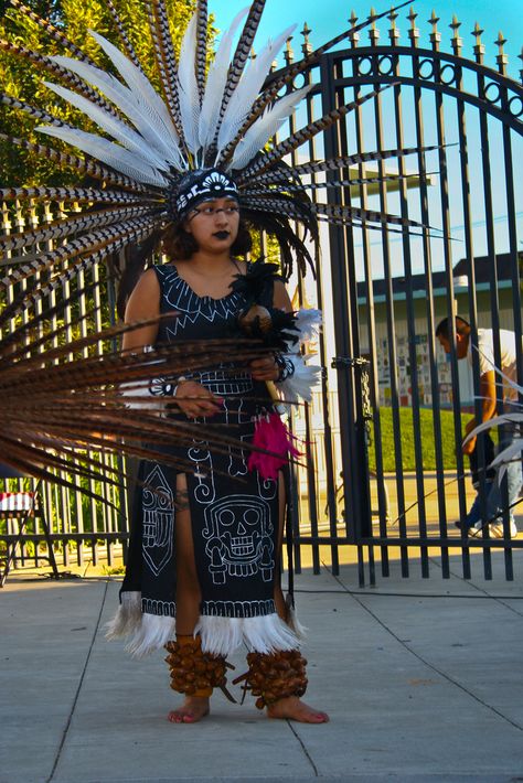 Aztec Aesthetic, Aztec Dancer, Aztec Costume, Indigenous Crafts, Native Women, Cultural Fashion, Aztec Culture, Dancer Costume, Native Pride