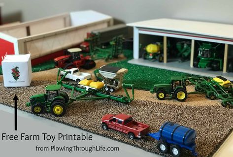 free Seed Consultants farm toy scene printable seed sack along with several John Deere 1/64th scale farm toys Toy Farm Set Up Ideas, Toy Display Ideas, Farm Diorama, Farm Layouts, Farm Toy Display, Farm Display, Farm Play, Kombi Pick Up, John Deere Toys