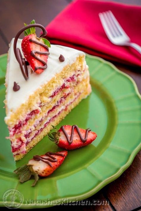 Strawberry Layer Cake, Cake With Strawberry Filling, Strawberry Layer Cakes, Strawberry Cake Filling, Cake With Strawberry, Fruit Cakes, Layer Cake Recipes, Strawberry Cake Recipes, Fruitcake Recipes