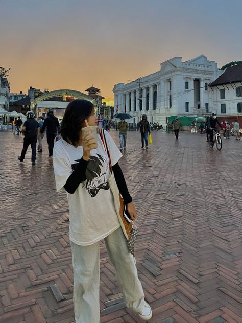 Baggy Tee And Sweats Outfit, Oversized Tshirt And Pants Outfit Women, White Baggy T Shirt Outfit, White Baggy Outfit, Baggy White Shirt Outfit, Black Tshirt Outfit Aesthetic, White Tshirt Outfit Aesthetic, Anime Tshirt Outfit, White Baggy Pants Outfit