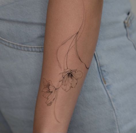 Feminine Tattoos Flowers Delicate, Flower Lines Tattoo, Curved Tattoo Placement, Minimalist Tattoo Leg Women, Microrealism Tattoo Back, Dainty Back Of Arm Tattoo Women, Inner Forearm Flower Tattoo Women, Back Of The Arm Flower Tattoo, Flowy Botanical Tattoo