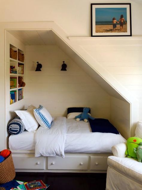 40 Brilliant Under The Stairs Employment Ideas Bed Under Stairs, Under Stairs Nook, Alcove Bed, Stair Nook, House In The Hamptons, Bed Nook, Bedroom Nook, Built In Bed, Under The Stairs