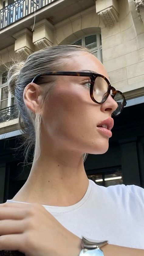 Glasses Inspiration, French Women Style, Eyewear Trends, Cute Glasses, Office Siren, Your Hairstyle, New Glasses, Selfie Time, French Women