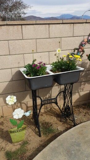 Old Kitchen Sink, Bathroom Sink Made From Old Sewing Machine, Singer Sewing Machine Legs Repurposed, Upcycle Singer Sewing Table, Sewing Base, Ancient Kitchen, Upcycled Singer Sewing Machine Table, Singer Sewing Machine Plant Stand, Old Sewing Machine Table