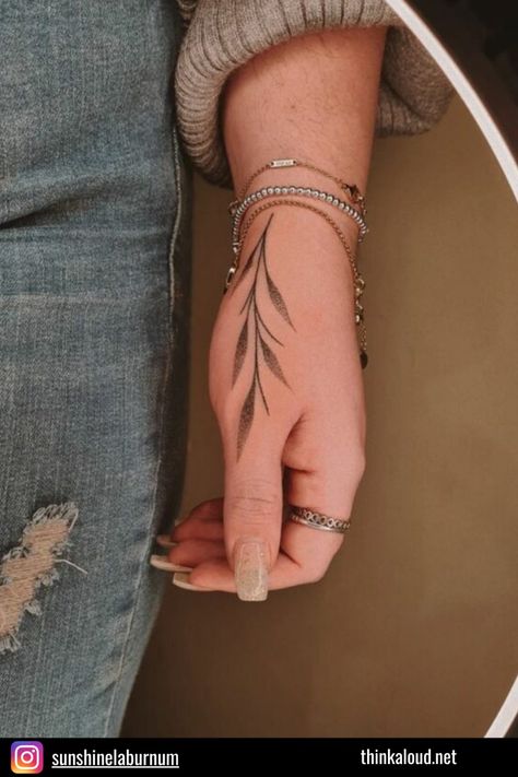 This delicate leaf tattoo brings a touch of nature to your thumb. It’s simple yet elegant, great for those who want a subtle nod to the natural world. The fine lines and soft shading capture the essence of a leaf, making it look almost lifelike. It’s a piece that grows on you, just like the best parts of nature, reminding you of the beauty and simplicity found in the world around us. Thumb Floral Tattoo, Side Thumb Tattoos Women, Small Thumb Tattoos For Women, Leaf Wrist Tattoo, Flower Finger Tattoo, Thumb Tattoos For Women, Thumb Tattoo, Flower Finger Tattoos, Thumb Tattoos