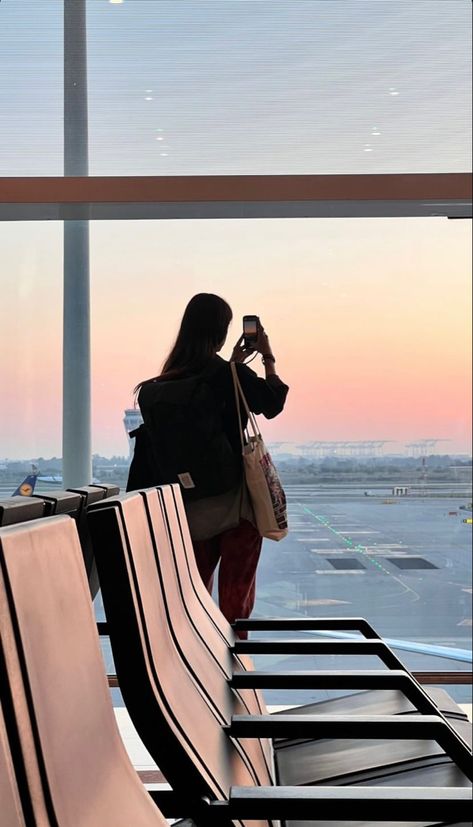 airport girl Airport Waiting Area Aesthetic, Airport Pics Ideas, Airport Feeling, Travel Core, Airport Pics, Airport Vibes, Airport Aesthetic, Travel Picture Ideas, Aviation World