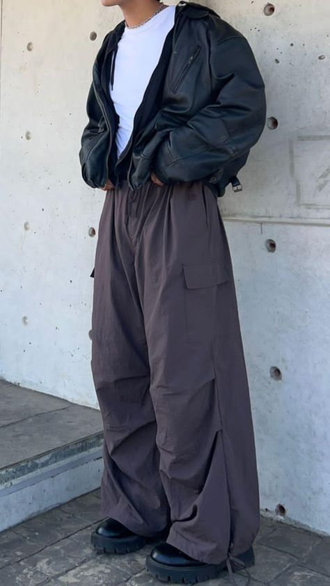 #jadedlondon #parachute #acubi #aesthetic #fits #inspo #chile Grey Parachute Pants Outfit Men, Brown Parachute Pants Outfit Men, Parachute Pants Outfit Men, Acubi Men, Parachute Pants Mens, Parachute Pants Men, Softboy Outfits, Acubi Aesthetic, Parachute Pants Outfit