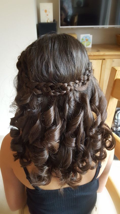 15 Hairstyles With Crown Short Hair, Quince Hairstyles For Short Layered Hair, Short Curled Hairstyles Prom, Short Hair For Quinceanera, Sweet 16 Hairstyles For Short Hair, Hairstyles For Sisters Quince, Short Curly Hairstyles For Quinceanera, Goddess Hairstyles For Prom, Medium Length Quince Hairstyles