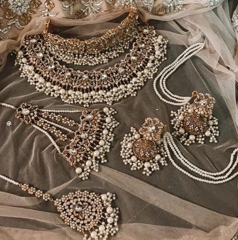 Walima Jewellery Set, South Asian Bridal Jewellery, White Pakistani Jewellery, Desi Bridal Jewelry Sets, Pakistani Nikkah Jewelry, Desi Bridal Jewelry Gold, Wedding Jewelry Pakistani, Nikkah Bride Jewellery, Bridal Jewellery Pakistani Barat