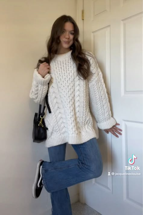 Cable Knit Jumper Outfit, Oversized Cable Knit Sweater Outfit, Cream Cable Knit Sweater Outfit, White Cable Knit Sweater Outfit, Oversized Knit Sweater Outfit, Oversized Sweater And Jeans, White Knit Sweater Outfit, Oversized Sweater Outfit Winter, Oversized Winter Sweater