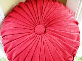 four square walls: tutorial: how to make a round pintuck pillow Round Decorative Pillows, Pillow Sewing, Canadian Smocking, Cushion Tutorial, Pillow Tutorial, Sewing Pillows, Pillow Fabric, Round Pillow, Diy Pillows