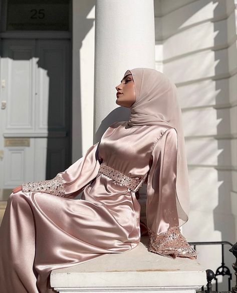 Silk Dresses Modest, Hijabi Prom Outfits, Dress Silk Hijab, Satin Hijab Style, Silk Dress Hijab, Hijabi Silk Dress, Satin Evening Abaya For Eid, Satin Floor-length Abaya For Eid, Luxury Satin Abaya For Eid