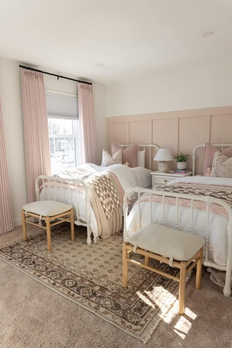 2 Sister Room Ideas, Daughters Sharing Room Bedroom Ideas, Boho Shared Girls Room, Bedroom Two Beds Ideas, Bedrooms For 2 Sisters, Two Toddler Girls Bedroom Ideas, Girls Bedroom 2 Beds, Girls Room 2 Twin Beds, Girls Room With Two Twin Beds