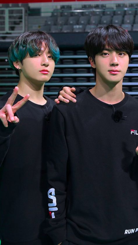 Jin And Jungkook Cute, Jin Y Jungkook, Jin And Jungkook, V And Jin, Jin Jungkook, Jungkook And Jin, Bts Group Photos, Rm Jin, Suga Jhope