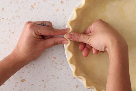 how to crimp pie crust Vodka Pie Crust, Make Pie Crust, Decorative Pie Crust, Pie Crust From Scratch, Pie Crust Edges, Vegan Pie Crust, Pie Crust Designs, Favorite Pie Recipes, Perfect Pie Crust