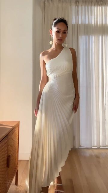 Wedding Gown Trends, Long Ball Gown, Ball Gowns Evening, Engagement Dresses, Ballroom Dress, Grad Dresses, Guest Outfit, Satin Dress, Evening Dresses Prom